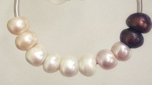 Шармы с жемчугом: особенности и как выбрать