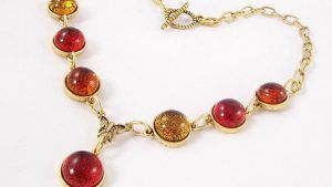 Золотое колье с янтарем: как выбрать и носить Золотое колье с янтарем: как выбрать и носить