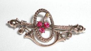 Серебряная брошь с рубинами: особенности, как выбрать и носить Серебряная брошь с рубинами: особенности, как выбрать и носить