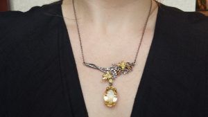 Серебряное колье с цитрином: особенности выбора украшения