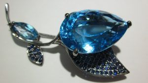 Серебряная брошь с сапфирами: особенности, как выбрать и носить