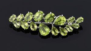 Броши с хризолитом: особенности, как выбрать и носить