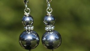 Серьги с гематитом: особенности, как выбрать и носить