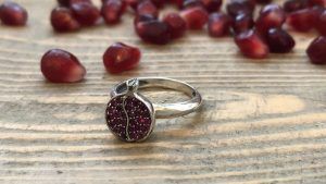 Гранат для Дев: подходит или нет? Как Девам носить гранат