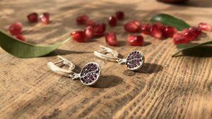 Гранат для Весов: подходит или нет? Как Весам носить гранат