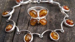 Янтарь для Водолея: подходит или нет? Как Водолеям носить янтарь