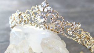 Диадема с кристаллами: особенности, как выбрать и носить