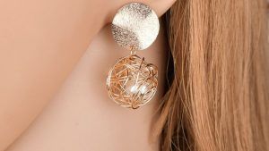 Серьги из ювелирной стали: как выбрать и носить