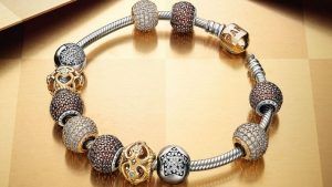 Шармы со шпинелью: особенности и как выбрать