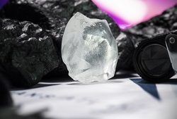 Рекорд в Дубае: необработанный алмаз продан за $ 5,2 млн Рекорд в Дубае: необработанный алмаз продан за $ 5,2 млн