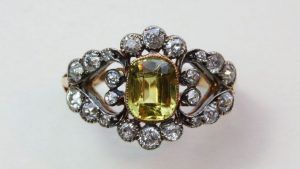 Брошь с хризобериллом: особенности, как выбрать и носить