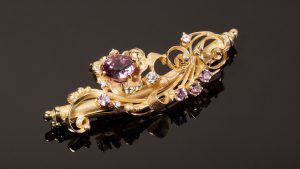 Брошь со шпинелью: особенности, как выбрать и носить