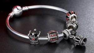 Шармы из серебра: особенности и как выбрать