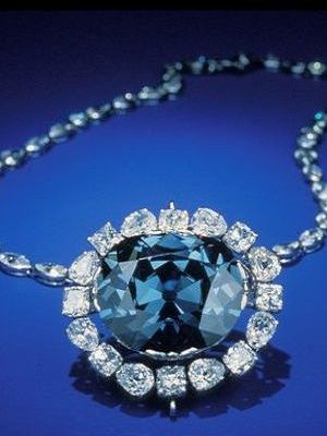 украшение с синим алмазом