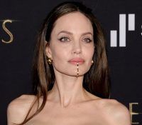 Анджелина Джоли надела необычное украшение на премьеру фильма «Вечные»