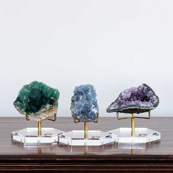 Образцы минералов на выставочных стендах под брендом LuxeRox