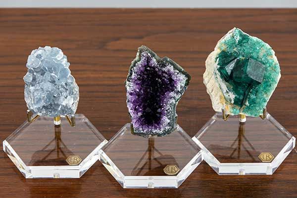 Крупный план трех образцов кристаллов LuxeRox на их фирменных стендах