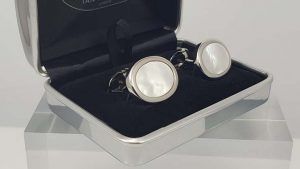 Запонки с перламутром: как выбрать и носить