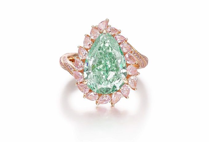 Кольцо с ярко-зеленым бриллиантом