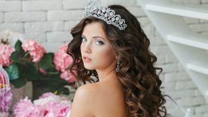 Свадебные украшения для волос: какие бывают и как подобрать