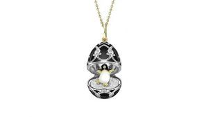 Fabergé представляет праздничный медальон со спрятанным внутри танцующим пингвином