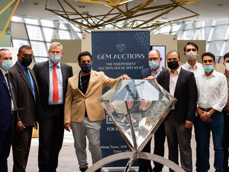 Представители Дубайской алмазной биржи и Gem Auctions после успешного первого аукциона