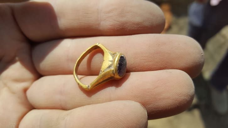 Кольцо в том виде, в котором оно было обнаружено во время раскопок в Явне – городе в центре Израиля. Фото: Eliahu Valdaman/Israel Antiquities Authority
