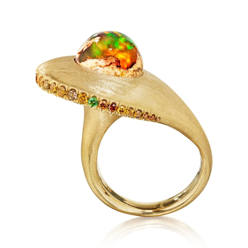 Единственное в своем роде кольцо Matrix из 18-каратного желтого золота с мексиканским огненным опалом весом 6 карат, бриллиантами фантазийных цветов и зелеными цаворитами, цена по запросу