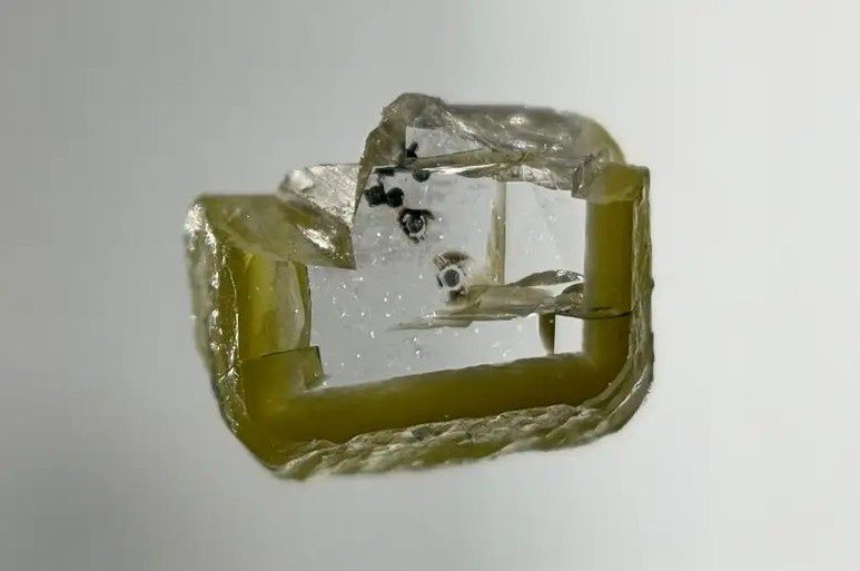 Алмаз, внутри которого были кристаллы давемаоита. Фото: Aaron Celestian, Natural History Museum of Los Angeles County