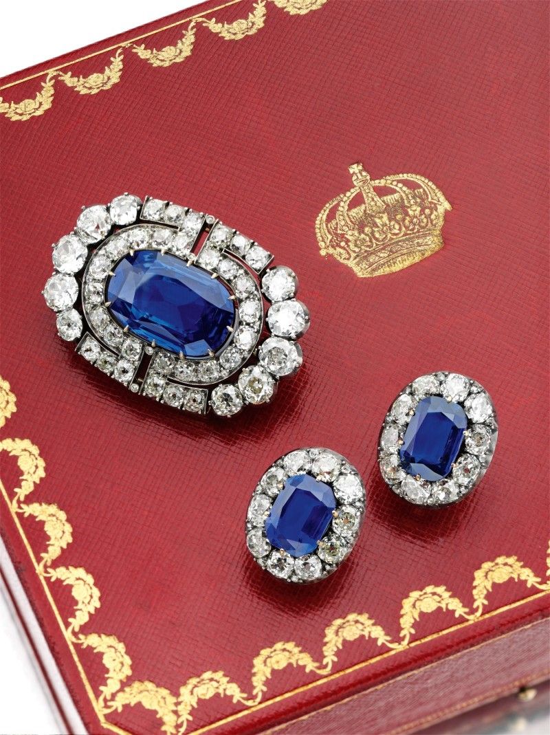 Брошь и зажимы для ушей с сапфирами и бриллиантами, принадлежавшие династии Романовых, датируются примерно 1900 годом. Фото: Sotheby’s