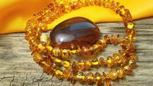 Как ухаживать за украшениями с янтарем