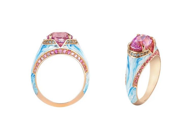 Золотое кольцо от Элис Чиколини с розовым сапфиром и мраморной эмалью