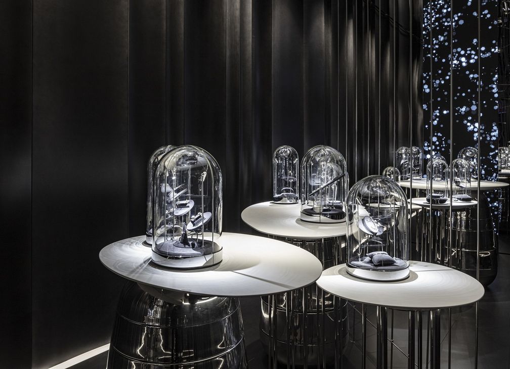 Интерьер бутика Âme Jewelry в Нью-Йорке признан лучшим в 2021 году. Ювелирные изделия Âme выставлены под элегантными стеклянными колпаками