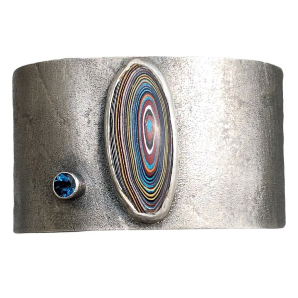 Браслет-манжета из оксидированного серебра с фордитом и голубым топазом, 500 долларов. Бренд Chrissy Liu Jewelry