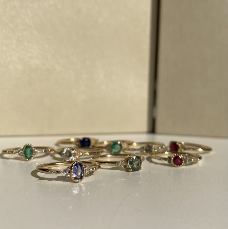 Уникальные обручальные кольца. Нежные, романтичные и красочные стили Дженни Квон с использованием зеленых и синих сапфиров и рубинов. Фото: Jennie Kwon