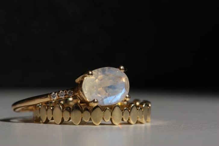 Уникальные обручальные кольца. Кольцо с лунным камнем от Дженни Квон продается в магазине Catbird. Фото: Jennie Kwon
