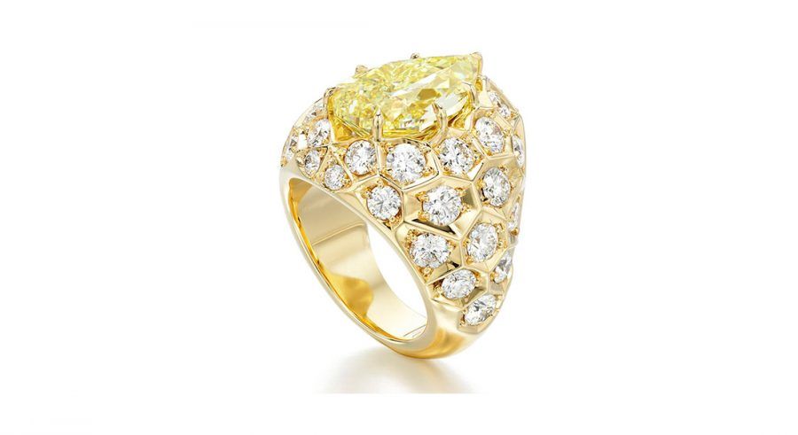 Кольцо Honeycomb, созданное брендом Lily Gabriella специально для бутика Sotheby’s Diamonds, украшено грушевидным бриллиантом желтого цвета, весом 6,12 карата