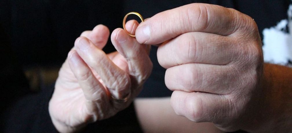 Добрый сосед нашел обручальное кольцо, потерянное 50 лет назад