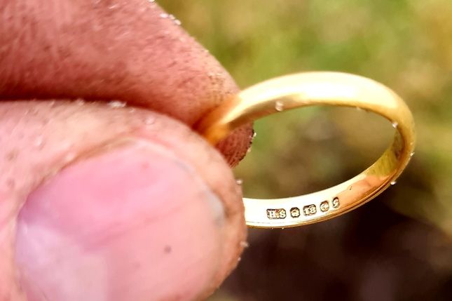 Обручальное кольцо, которое пролежало в земле 50 лет. Фото: Дональд Макфи / Facebook