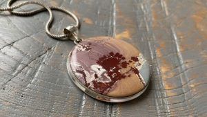 Подвески с яшмой: особенности выбора, сочетание с гардеробом Подвески с яшмой: особенности выбора, сочетание с гардеробом