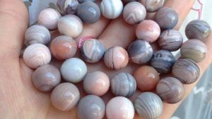 Серый агат: свойства камня и применение в ювелирном деле