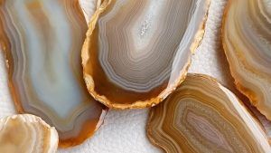 Коричневый агат: свойства камня, применение в ювелирном деле Коричневый агат: свойства камня, применение в ювелирном деле