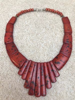 Колье с яшмой: особенности, как выбрать и носить