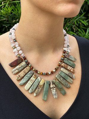 колье с яшмой