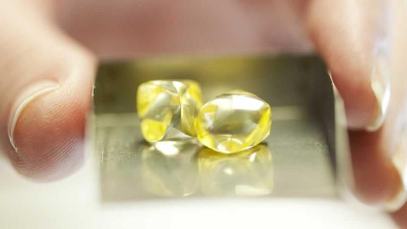 Burgundy Diamond Mines покупает желтые алмазы для огранки