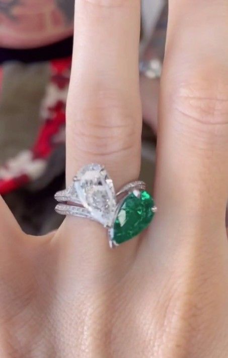 Обручальное кольцо Меган Фокс. Фото: @machinegunkelly/Instagram