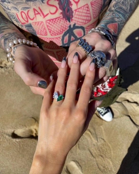 Руки Меган Фокс и Machine Gun Kelly. На руке Фокс – уникальное обручальное кольцо. Фото: @stephenwebsterjewellery/Instagram