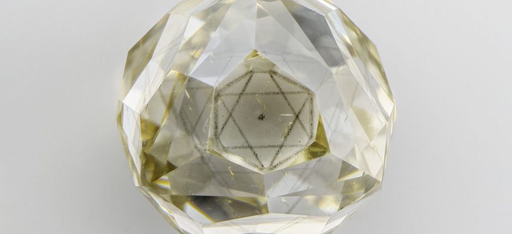 Ограненный октаэдрический алмаз с октаэдрическим включением