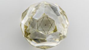 Ограненный октаэдрический алмаз с октаэдрическим включением