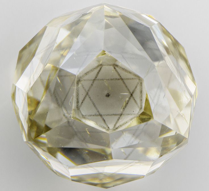 Природный октаэдрический алмаз фантазийного светлого коричневато-зеленовато-желтого весом 2,01 карата был огранен, чтобы выделить облачное включение октаэдрической формы. Фото Натана Ренфро